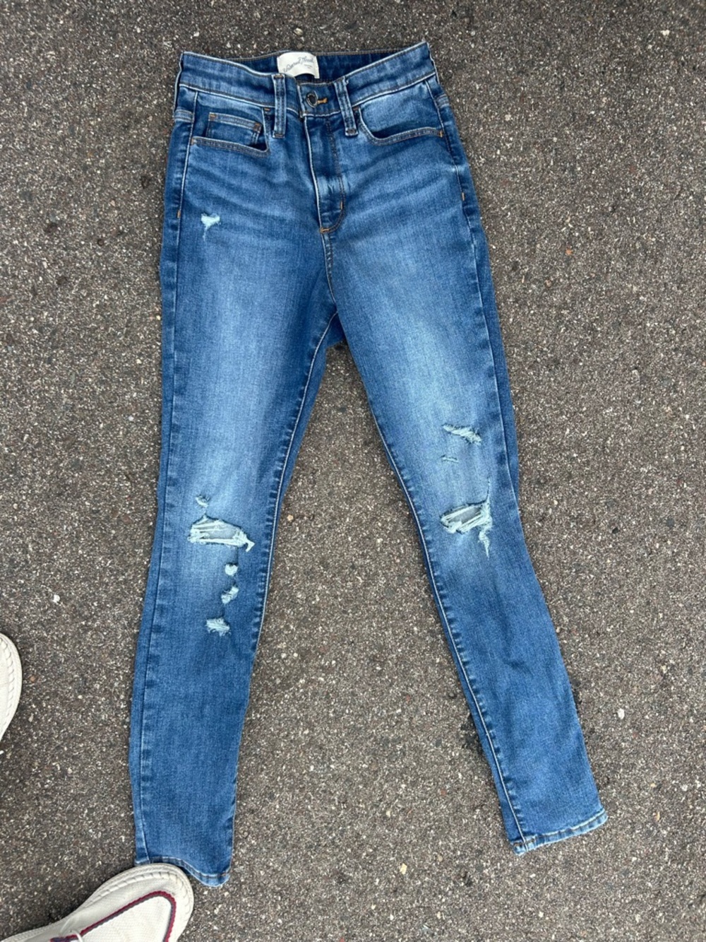 Universal Thread Women's Medium Blue Distressed Skinny Jeans